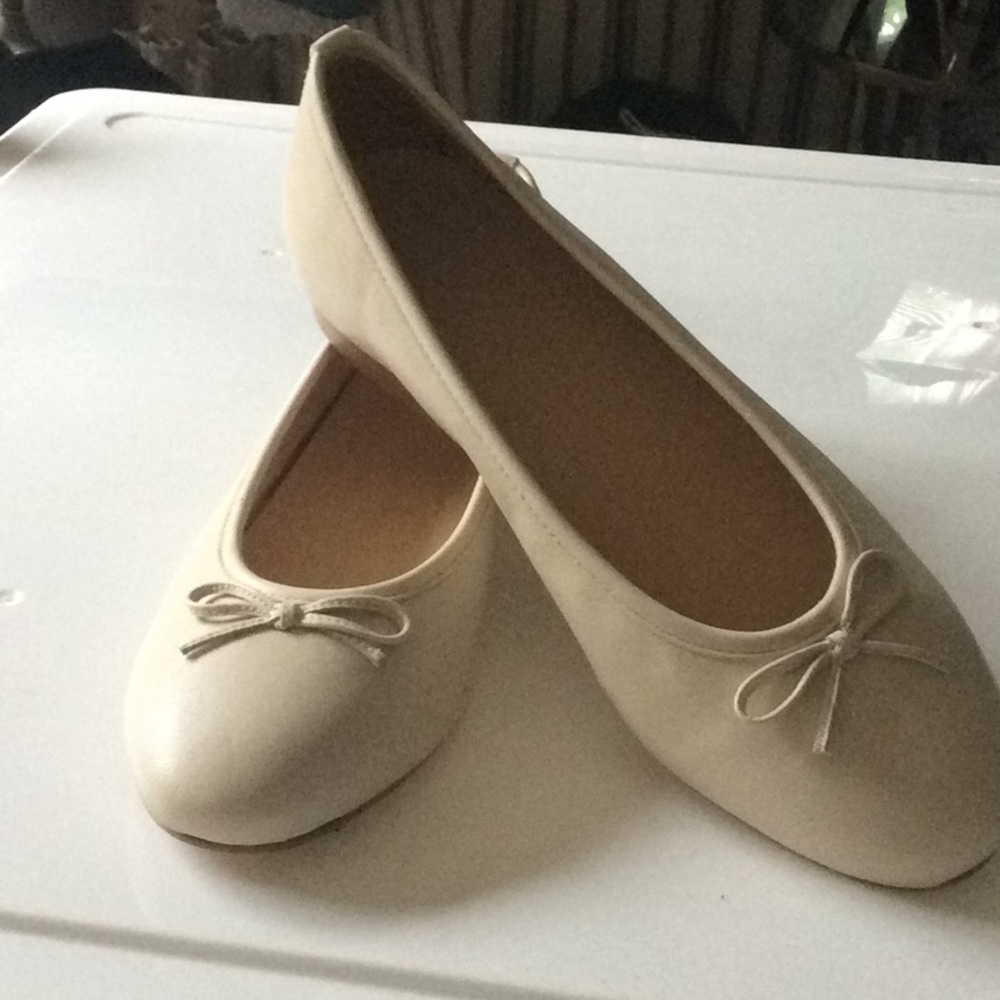 ALOHAS CREAM COLOR ORIANA SHOES , NWT, SIZE 39